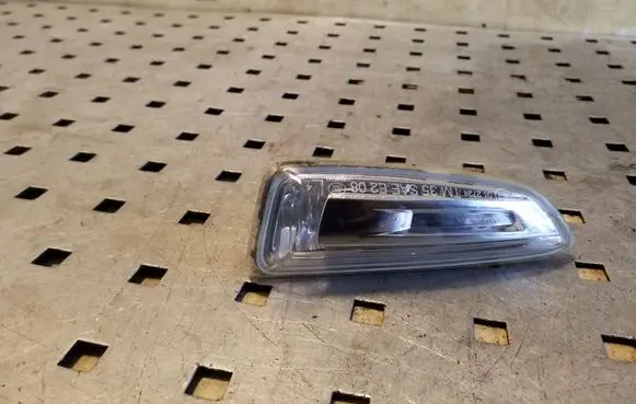 Opel Astra J Front fender indicator light 13273103