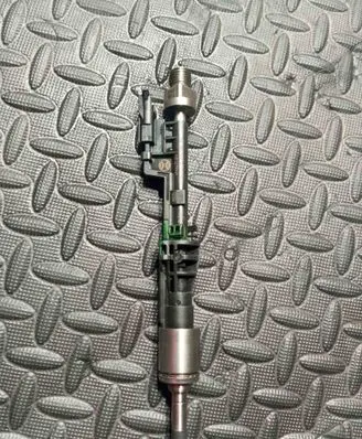 BMW 5 F10 F11 Fuel injector 7597870 13647597870