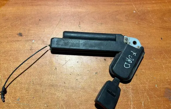 Ford Mondeo MK I Front seatbelt buckle 00537E