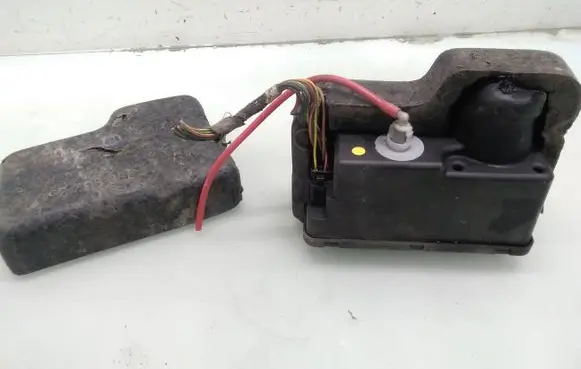 Volkswagen Golf III Central locking vacuum pump 1H0982263
