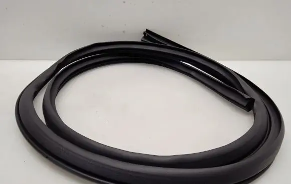Suzuki Swift III Rubber seal rear door 