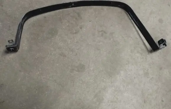 Fuel tank mounting bracket