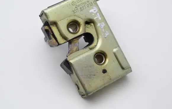 Volkswagen PASSAT B3 Front door lock 357837016D