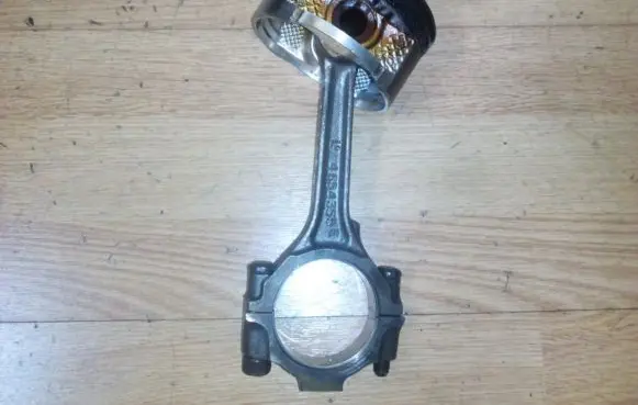 Piston with connecting rod
