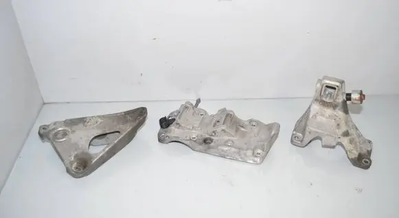 Engine mounting bracket