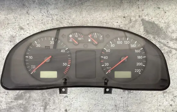 Volkswagen PASSAT B5 Speedometer (instrument cluster) 7B1919889C 3B1919880C 110008920