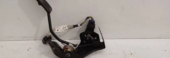 Accelerator throttle pedal