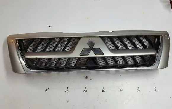 Mitsubishi Pajero Front bumper upper radiator grill