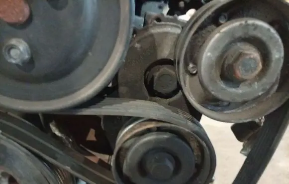 Opel Astra H Generator/alternator belt tensioner