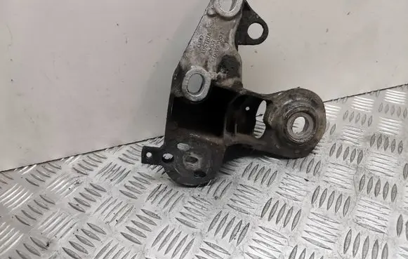 Volkswagen PASSAT B5.5 Engine mounting bracket 8E0199352F