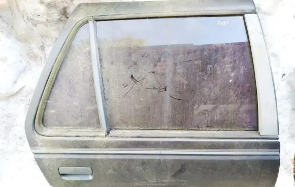 Peugeot 405 Rear door pilkos