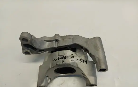 Engine mount vacuum valve