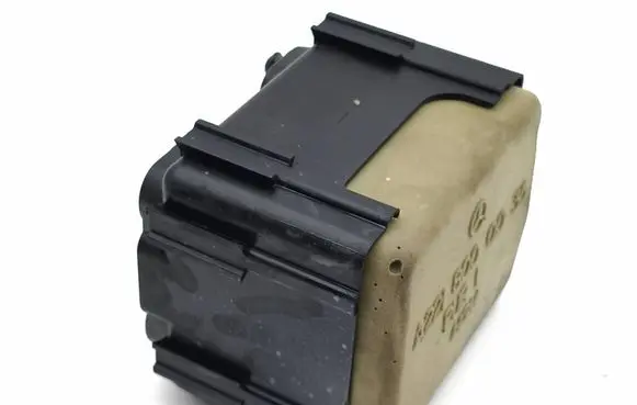 Mercedes-Benz CLS C218 AMG Central locking vacuum pump A2218000035