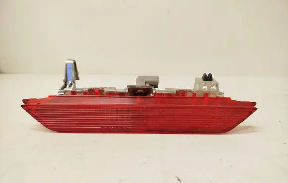 Toyota Yaris Third/center stoplight E130447