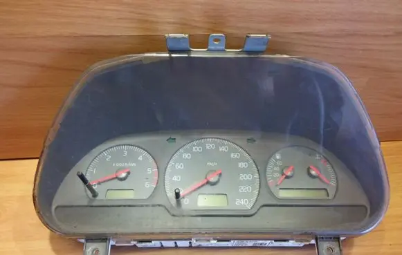 Volvo S40, V40 Speedometer (instrument cluster) 30857571