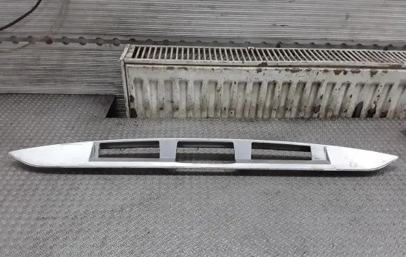 Trunk door license plate light bar