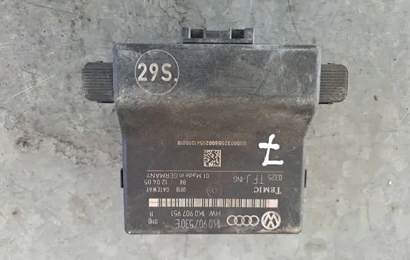 Volkswagen PASSAT B7 Gateway control module 1K0907530E 0325T 1K0907951