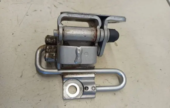 Volkswagen PASSAT CC Front door lower hinge 3C8831412A