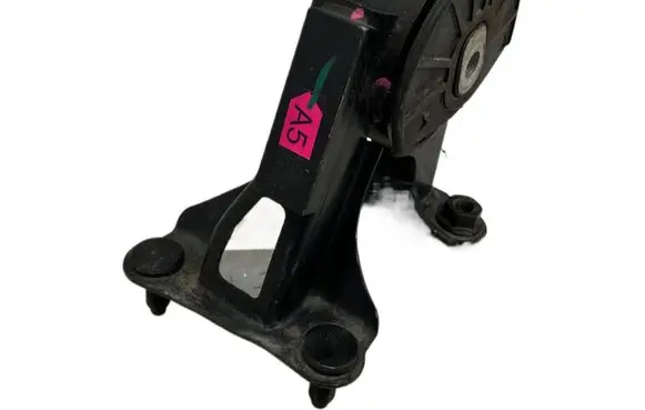 Engine mount vacuum valve