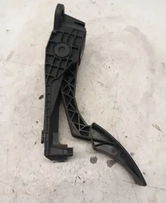 Mercedes-Benz ML W163 Accelerator throttle pedal A1643000004 0104 ZGS009