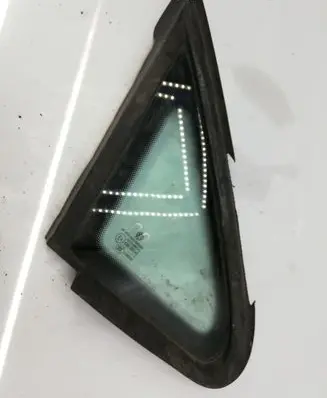 Volkswagen Golf Plus Front door vent window glass four-door E643R00048