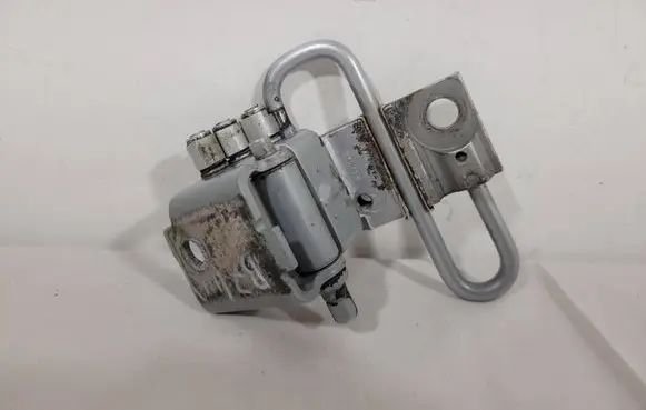 Audi A4 S4 B7 8E 8H Front door lower hinge 8E0831411B