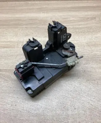Opel Vectra C Rear door lock 13210761