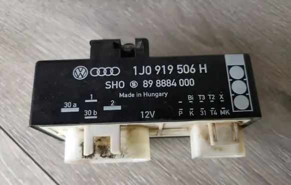 Volkswagen Golf IV Glow plug pre-heat relay 1J0919506H 000004000