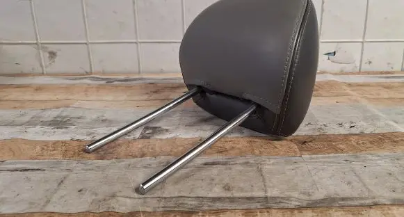 Chrysler Sebring (JS) Rear seat headrest 