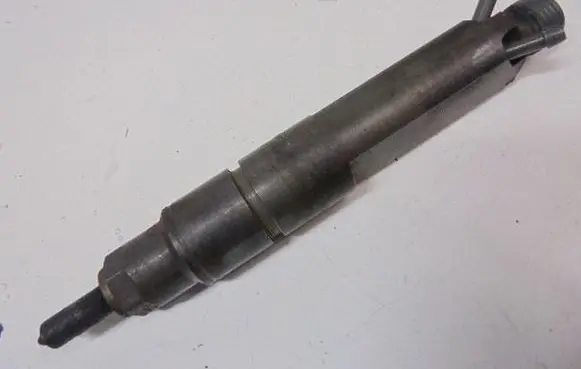Volkswagen Golf IV Fuel injector 028130202P