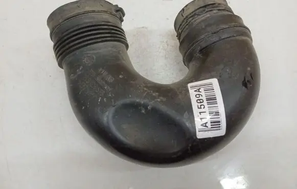 Skoda Octavia Mk2 (1Z) Air intake hose/pipe 1K0129618