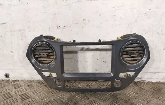 Hyundai i10 Radio/GPS head unit trim B984740600