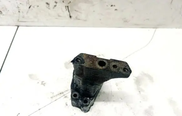 Jeep Grand Cherokee (WK) Engine mounting bracket