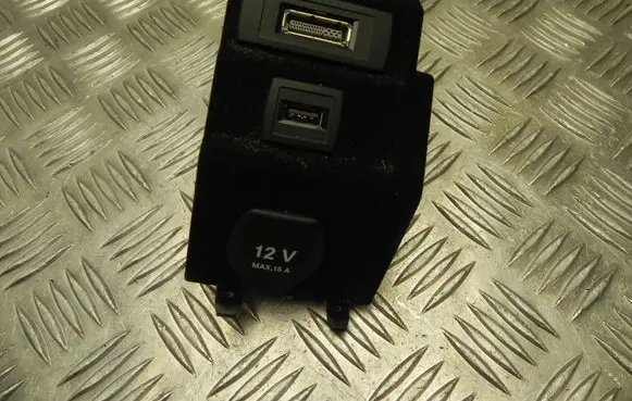 Mercedes-Benz SL R231 EUR ISO radio connector A2318211311 T6963
