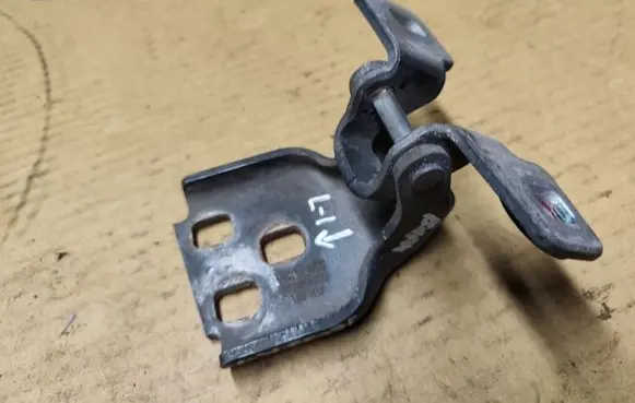 Jeep Grand Cherokee (WJ) Front door lower hinge 