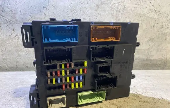 Ford Focus Fuse module BV6N14A073PD 526271F04