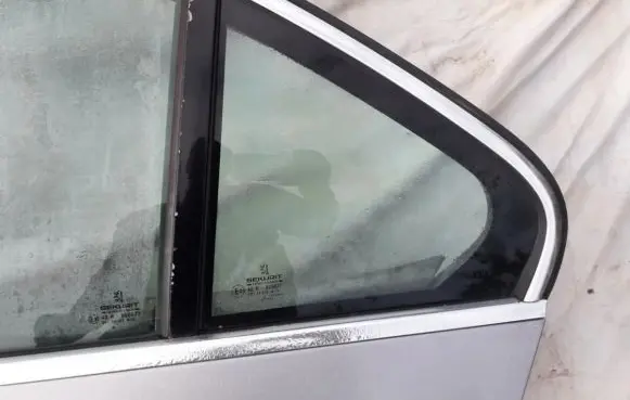 Peugeot 607 Rear vent window glass 