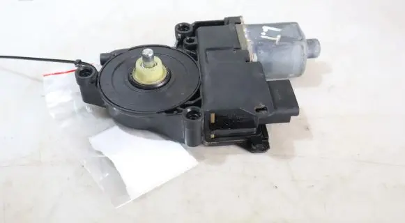 Peugeot 508 Rear door window regulator motor 0130822569