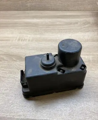 Volkswagen Golf II Central locking vacuum pump 357862257