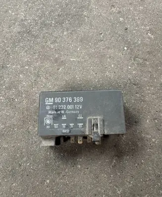 Opel Astra J Glow plug pre-heat relay 90376399