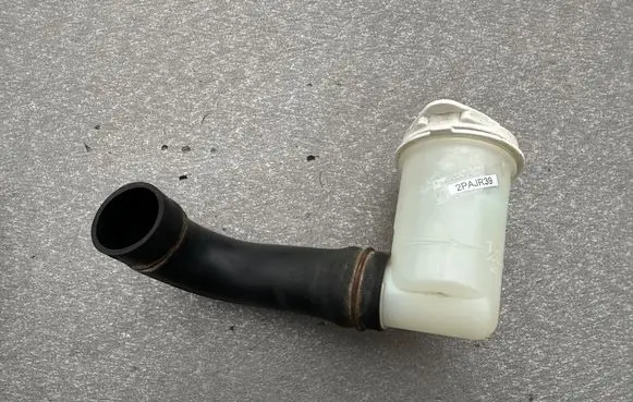 Mitsubishi Pajero Windshield washer fluid reservoir/tank MB683937