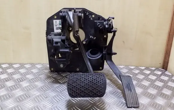 Mercedes-Benz A W168 Pedal assembly A1682904001 A1683011220 A0135427717