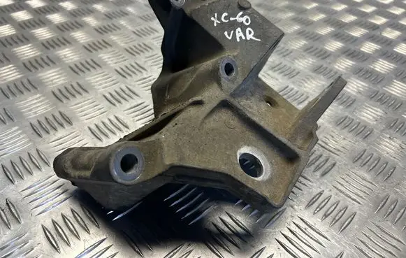 Volvo XC60 Engine mounting bracket