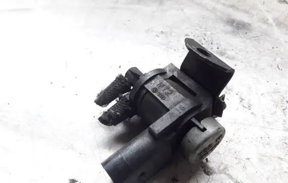 Volkswagen PASSAT B6 Vacuum valve 1J0906283C