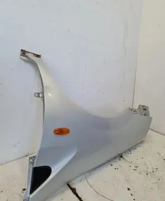 Nissan Almera Tino Fender