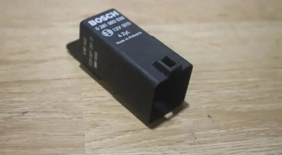 Volkswagen PASSAT B6 Glow plug pre-heat relay 0281003038