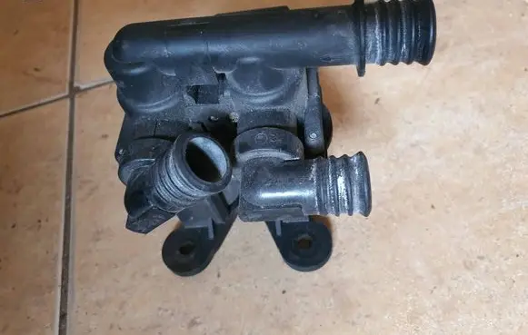 BMW 5 E34 Coolant heater control valve 1390166 8391417 1147412042