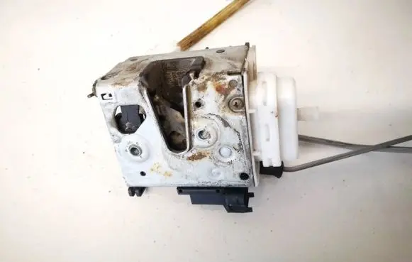 Audi A4 S4 B5 8D Front door lock 8d1837016
