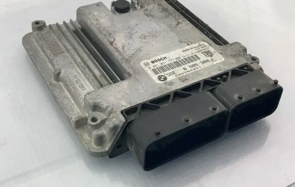 BMW 5 F10 F11 Engine control unit/module 8585380 0281031777 030264941