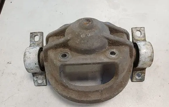 Volkswagen Touareg I Front shock absorber mounting bracket 7L0512345B